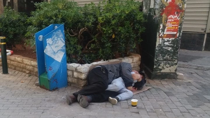Μια φωτογραφία γροθιά στο στομάχι – Άστεγος κοιμάται αγκαλιά με τον γιο του